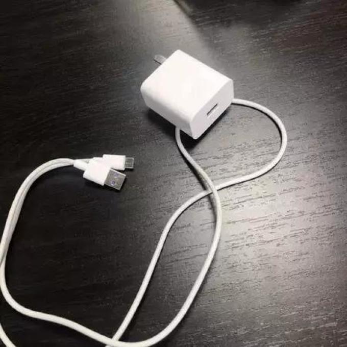 苏宁极物充电器