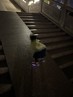 晚上运动穿双带灯的鞋吧。