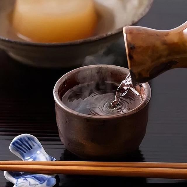 烫过的酒更好喝？为啥老一辈人都爱烫一下，年轻人却不这样做？