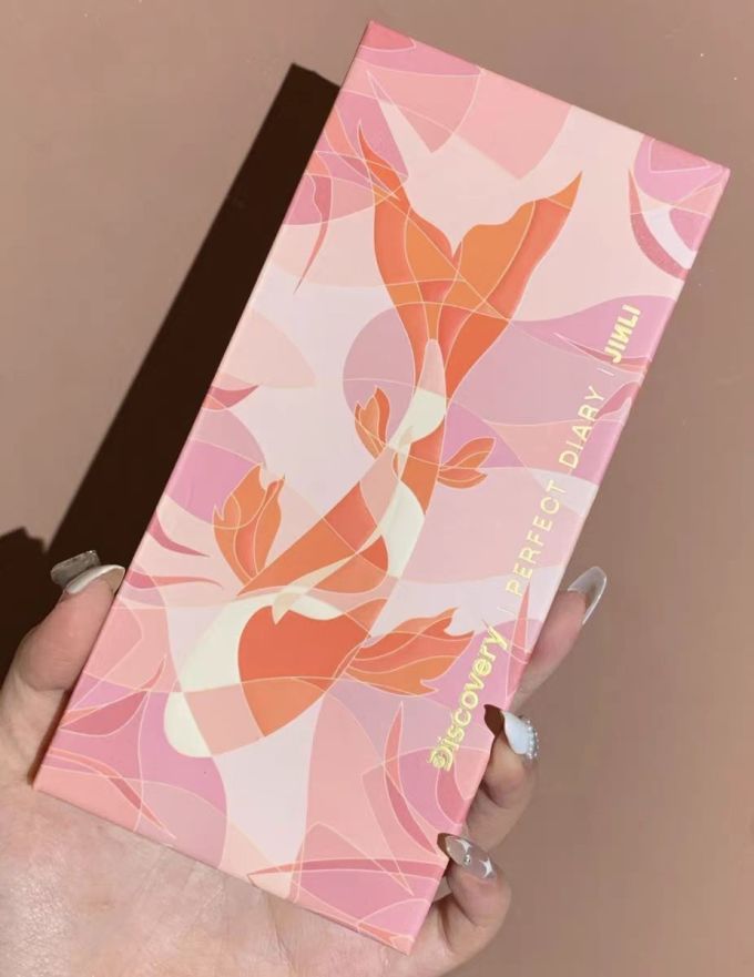完美日记眼影怎么样好用吗 春日奶甜桃花碎闪眼妆——锦鲤盘_什么值得