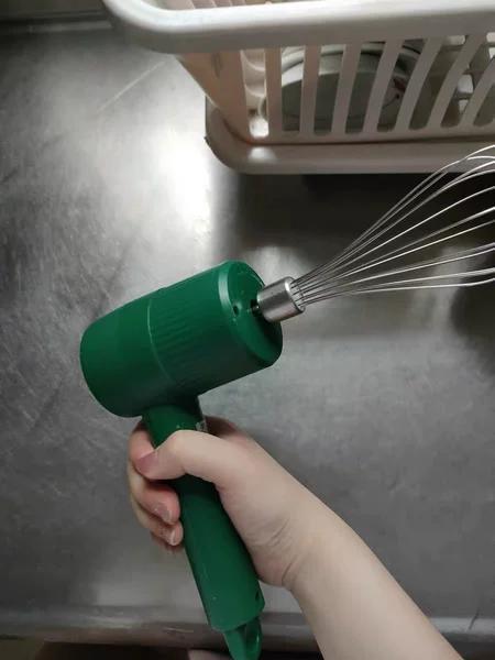 打蛋器是做烘培必不可少的工具，很轻盈