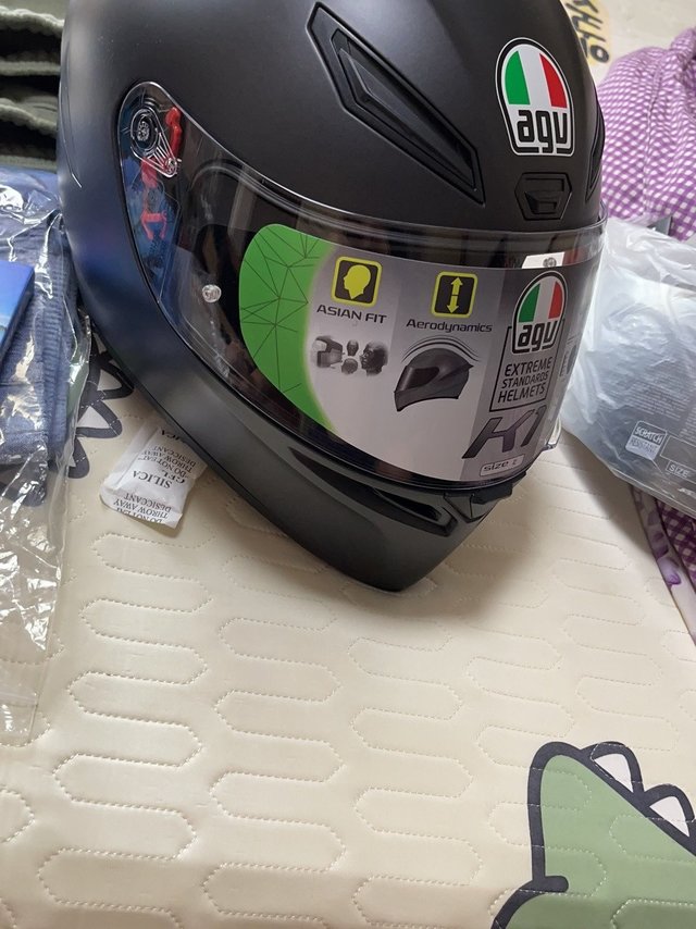 
光闻味道就很新，头盔真的很帅。
