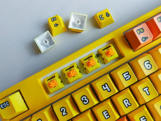 小黄鸭&艾石头联名机械键盘，好用好看可爱