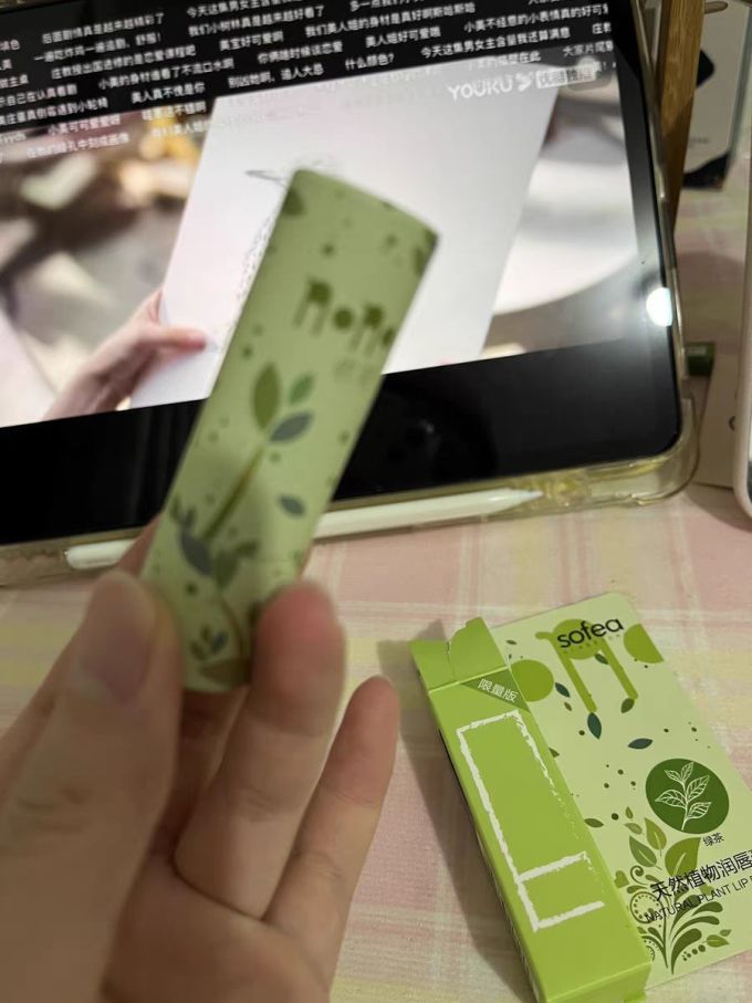 霞飞润唇膏