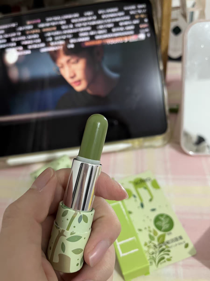 霞飞润唇膏