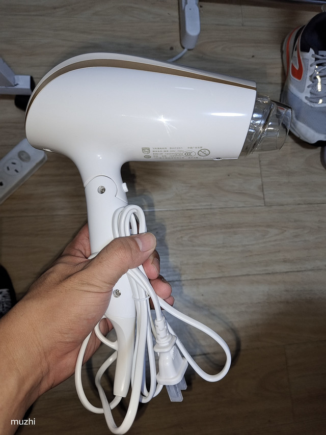 外观材质：挺有质感的，吹了一会儿外面不烫