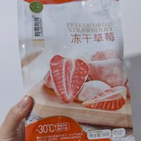 草莓冻干一口就是一个