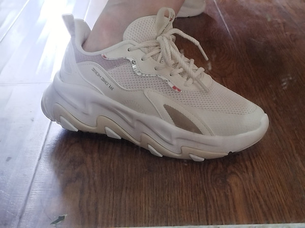 很喜欢，好看百搭，脚感很舒服。需要挑选好