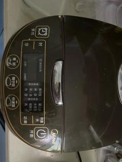 内胆材质非常好，有不粘涂层，容量很大