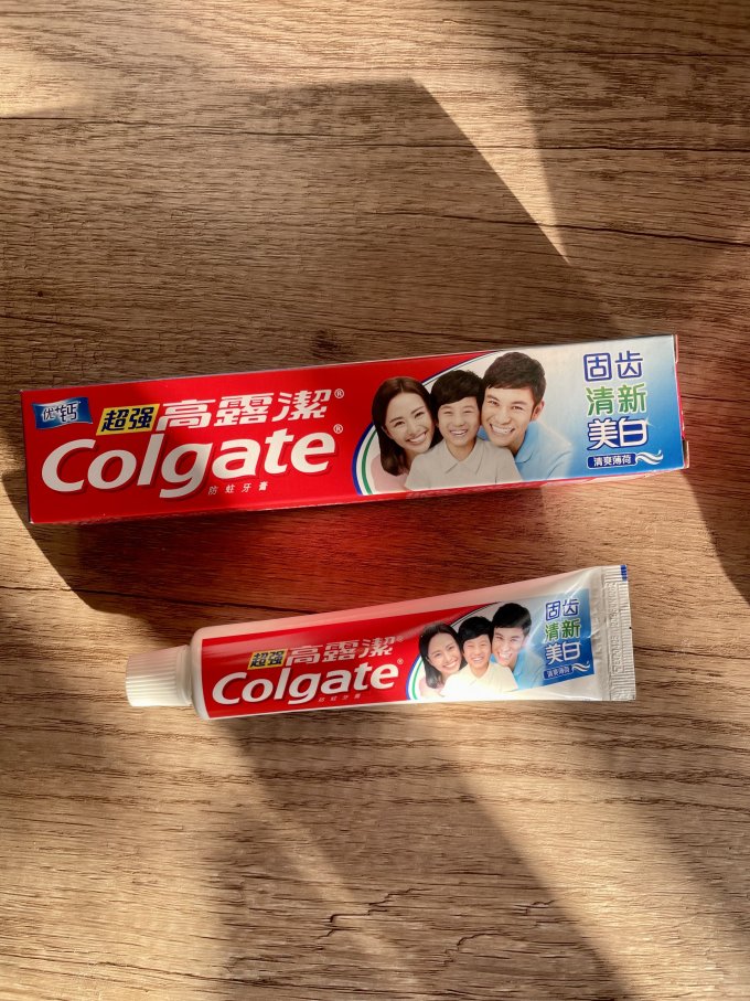 高露洁牙膏