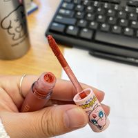 女人的包里怎么能少的了口红呢？