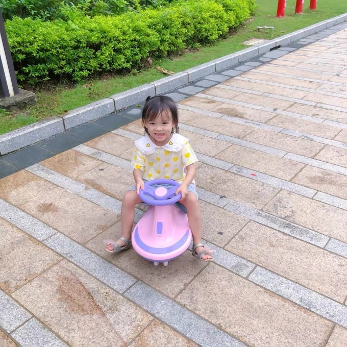 扭扭车