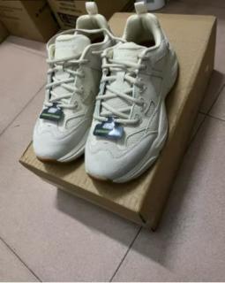 鞋子质量很好，穿着舒适，尺码大小合适