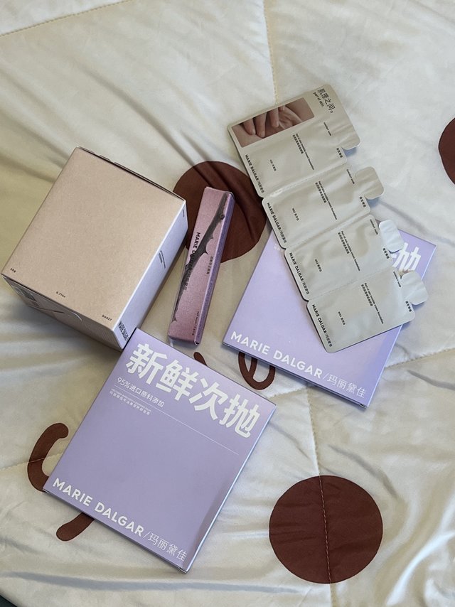 上嘴效果：没什么色差唇膏质地：保湿不拔