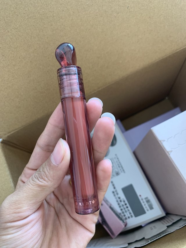 整体评价：拿到手是很不错的颜色上嘴也是