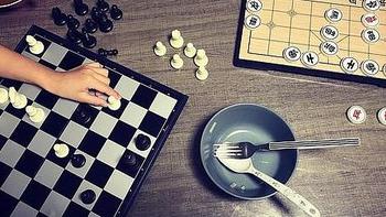 家有俩宝，中西结合，一个爱中国象棋，一个爱国际象棋