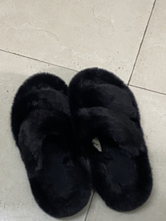超级韩系的黑色毛茸茸拖鞋