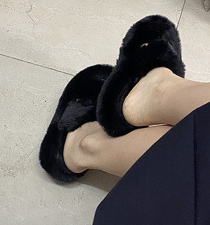 超级韩系的黑色毛茸茸拖鞋