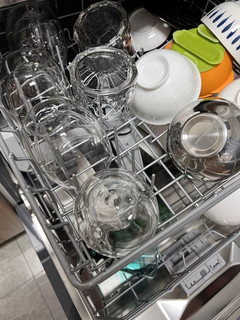 全自动洗碗机清洗效果很干净