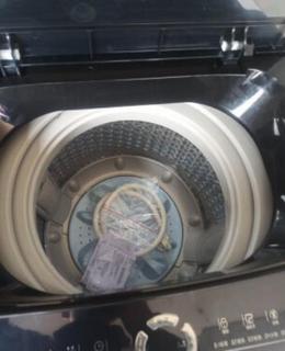 洗衣机外观设计美观，噪音很小，运转平稳