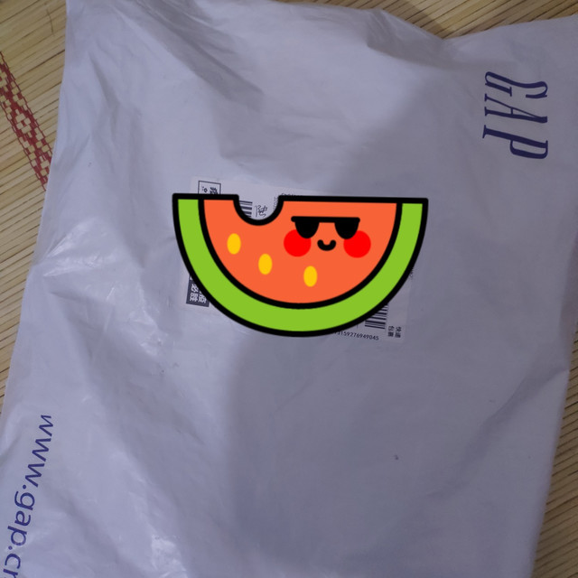 挺棒的衣服，颜色好看，而且面料也很舒服，