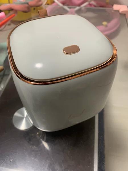 按压式开关翻盖的桌面垃圾桶