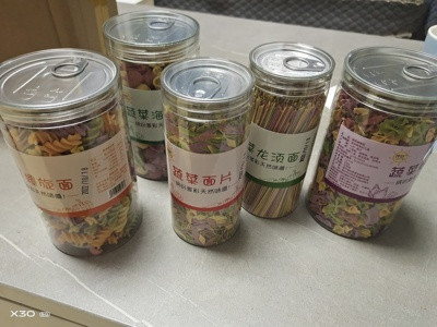 五颜六色形状可爱的婴儿辅食面