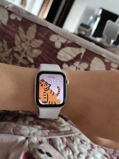 /苹果 Apple Watch SE；银色铝金属表壳；白