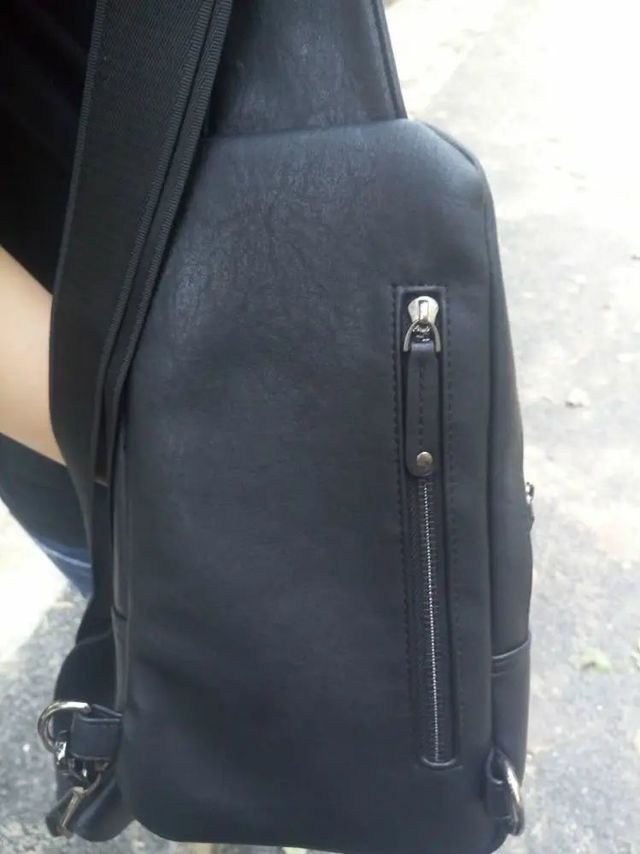 背包🎒真皮的，容量大，样式好看