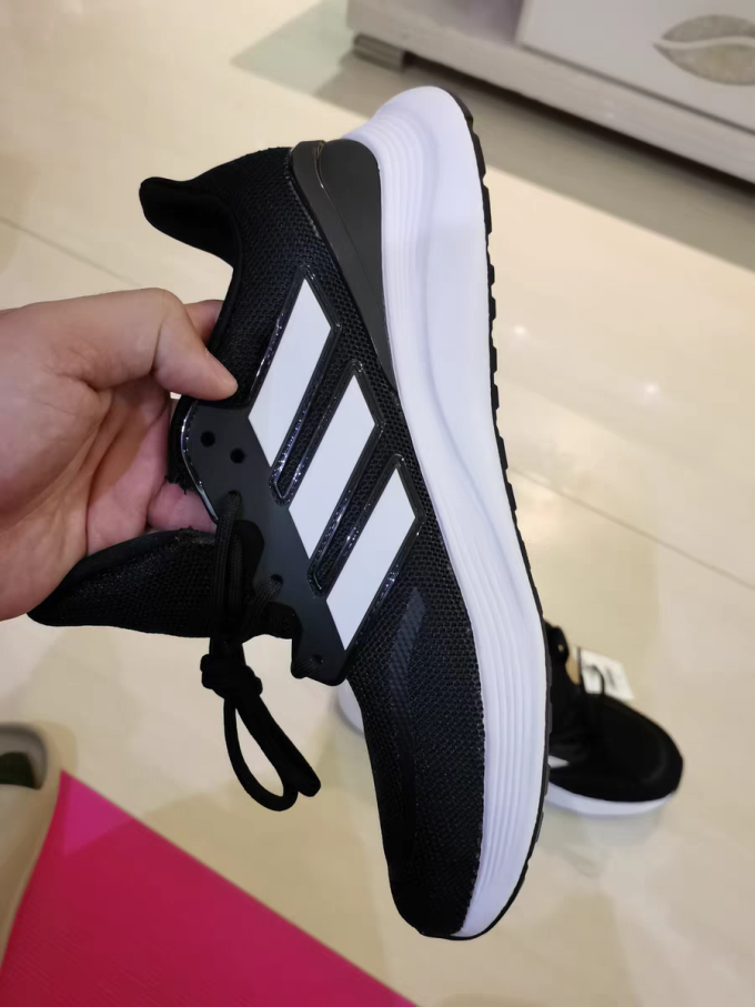 阿迪达斯跑鞋