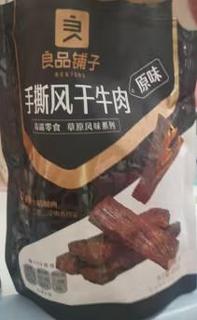 这款大礼包有30包各种各样的零食干果饼干等