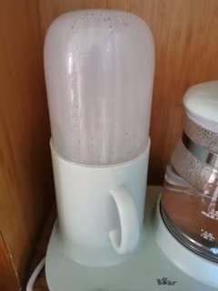 小熊恒温水壶，分离式温奶器很方便。