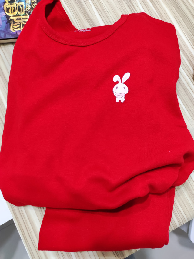 衣服弹性很大，面料也很舒服，不愧是大牌，
