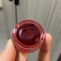 这是把颜料涂抹在嘴上了!?