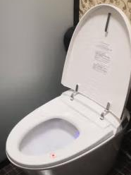 智能坐便器座圈加热，坐着舒服夜灯也友好