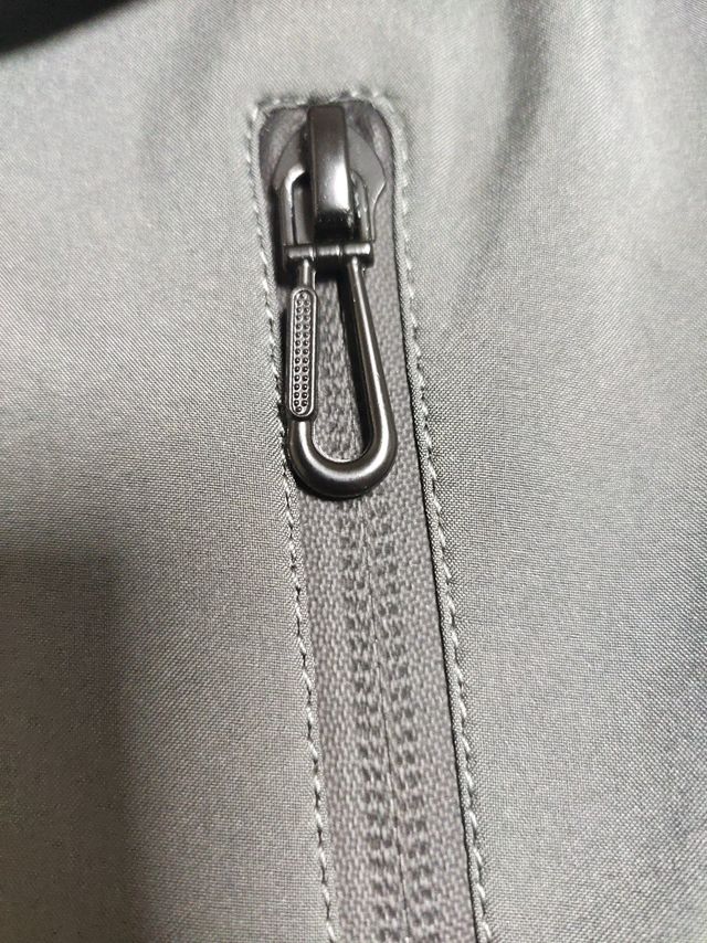 衣服还不错，颜色呢，也挺靓丽的，感觉做工