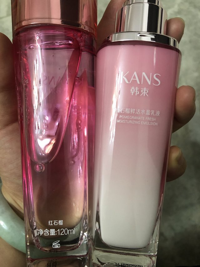 这款套装的保湿水和保湿乳都很好用，已经用