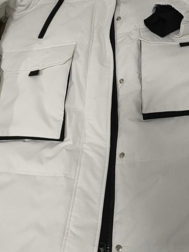 
羽绒服实物与图片相符，白色很好看，虽然