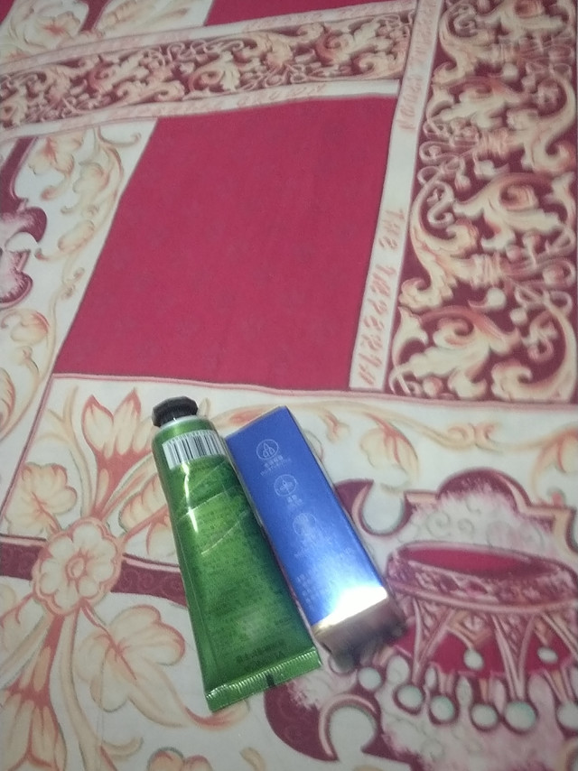 非常满意，颜色好看，很显白