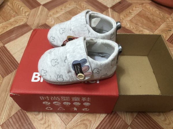 
鞋子很舒服，上脚也很好看。鞋底软硬程度