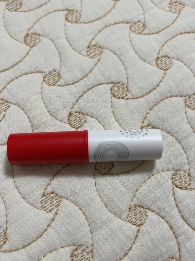 非常喜欢💕既有润唇效果又有淡淡的红色，魅