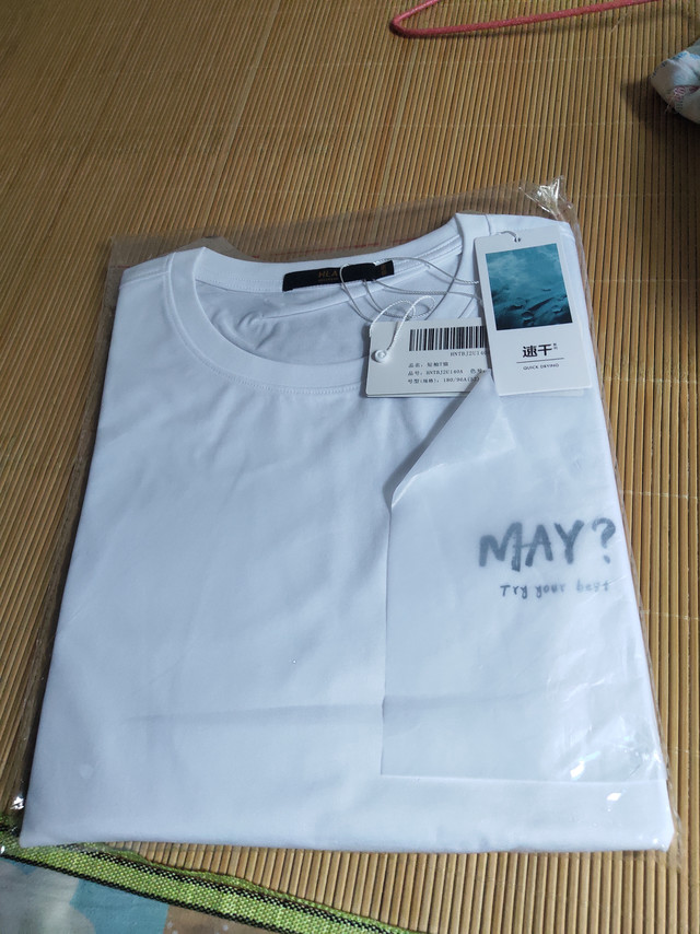 稍微偏大一点，跟实体店比的。衣服质量不错