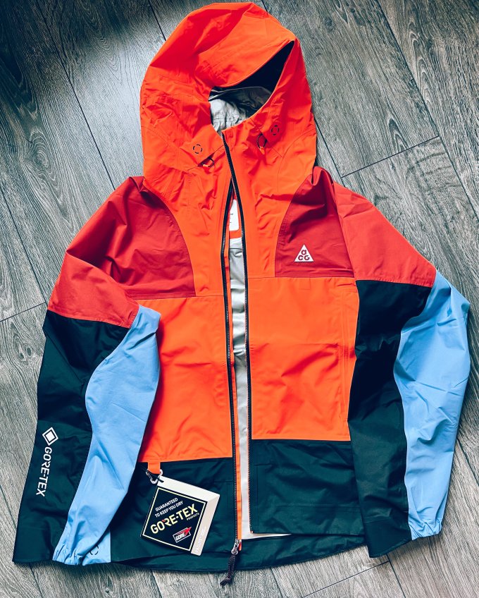 超值700买的nikeacggoretex冲锋衣