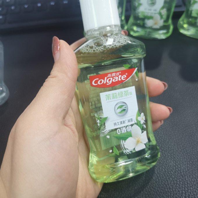 高露洁漱口水