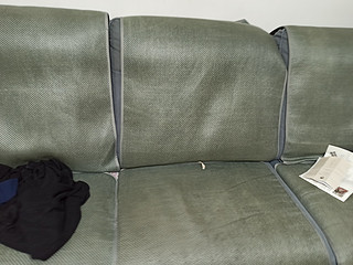 ​坐着非常宽敞舒适的芝华仕科技布沙发。