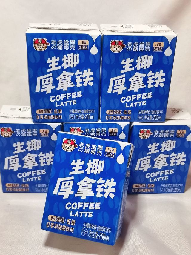 阿水喝水日常！晚上我喜欢来一杯生椰拿铁！