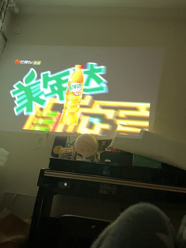 投在了墙上，画质还挺清楚的