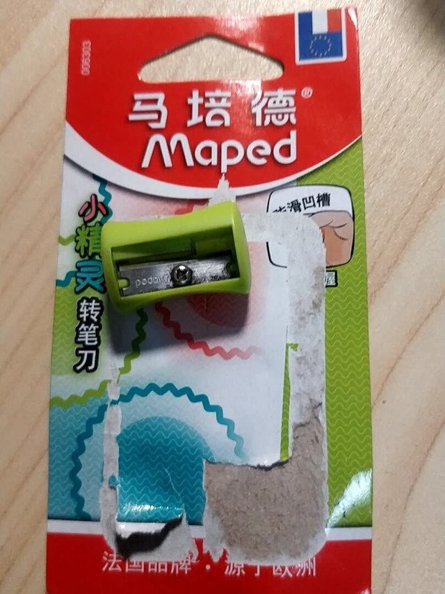 转笔刀很精致，很小巧，刀片锋利，耐摔好用