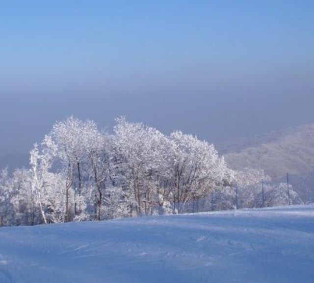 冬季户外徒步最简装备，雪天徒步装备，冬天徒步衣物、鞋、帽