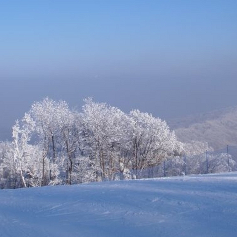 冬季户外徒步最简装备，雪天徒步装备，冬天徒步衣物、鞋、帽